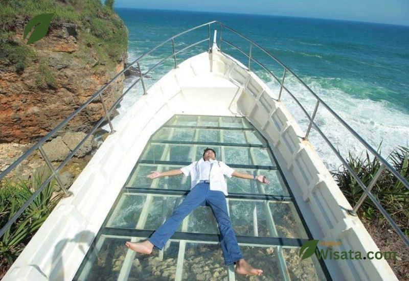 Teras Kaca Pantai Nguluran Tempat Romantis di Jogja